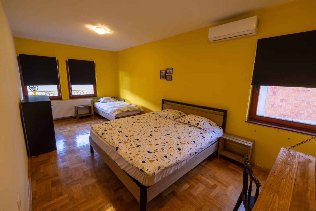 Hostel Prishtina Backpackers พริสตีนา ภายนอก รูปภาพ
