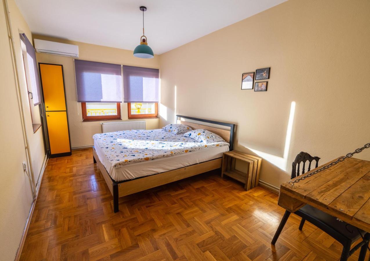 Hostel Prishtina Backpackers พริสตีนา ภายนอก รูปภาพ