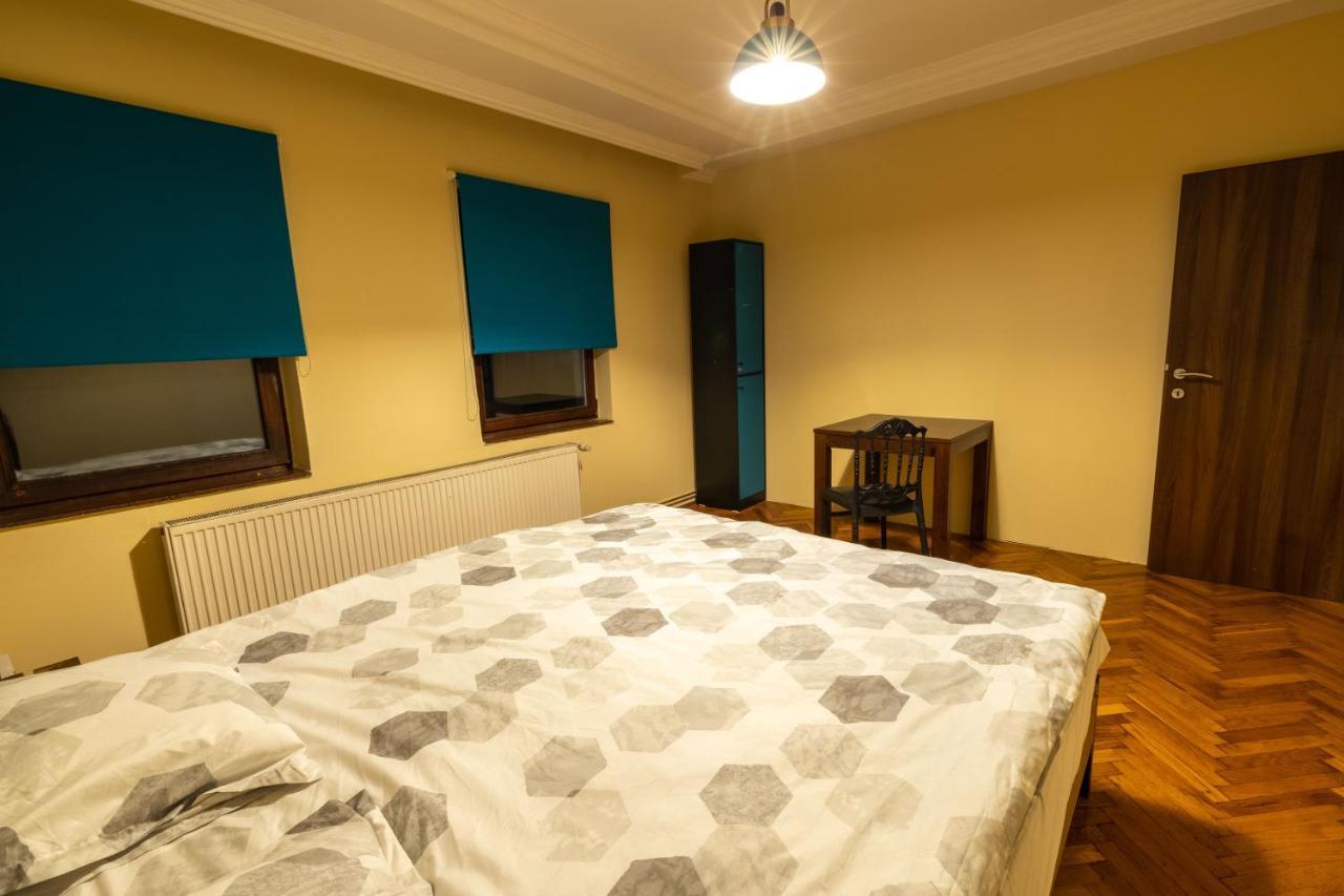 Hostel Prishtina Backpackers พริสตีนา ภายนอก รูปภาพ
