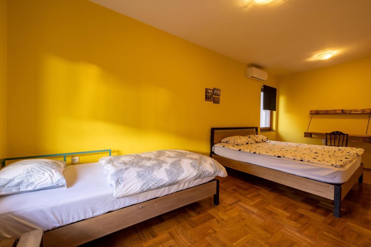 Hostel Prishtina Backpackers พริสตีนา ภายนอก รูปภาพ