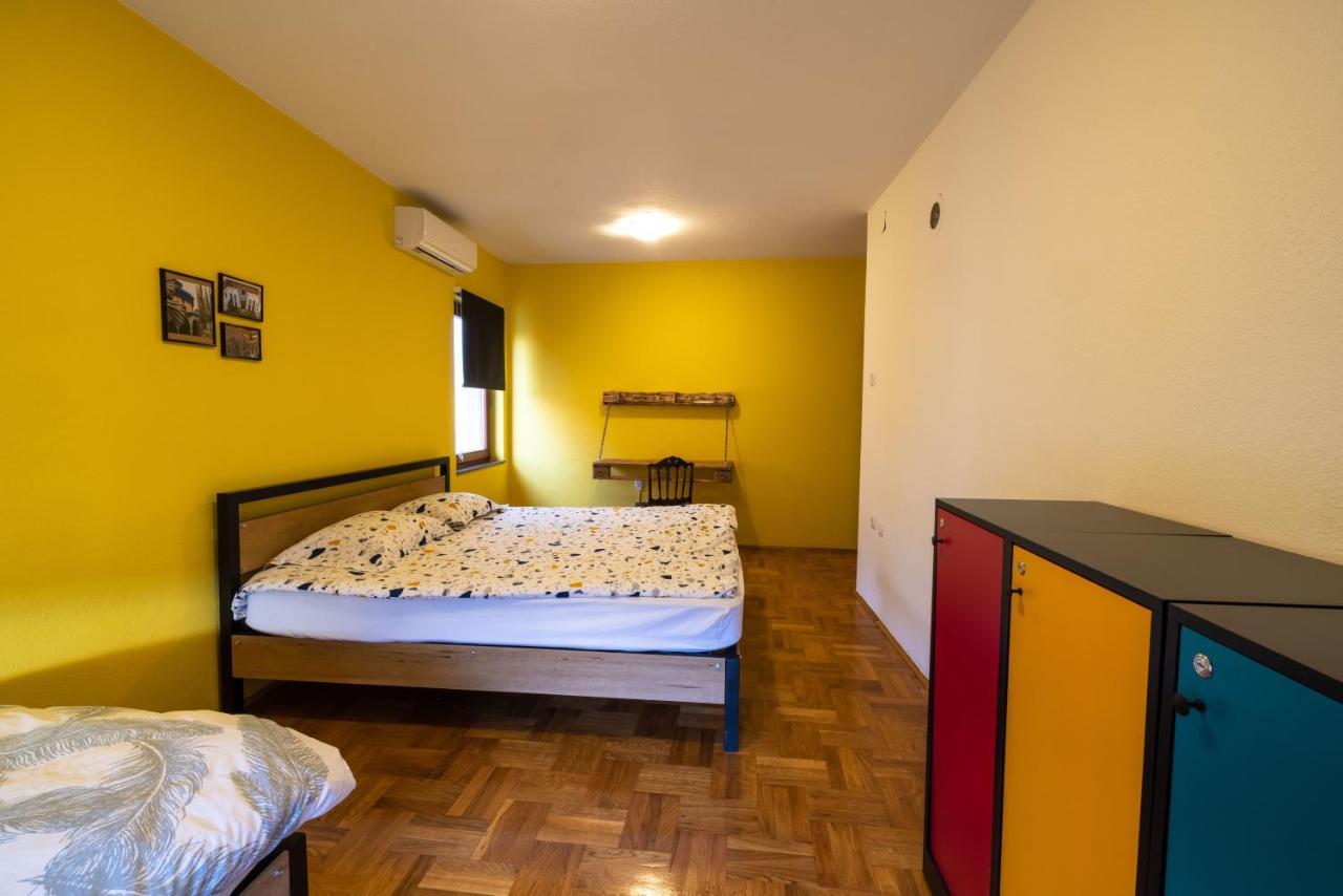 Hostel Prishtina Backpackers พริสตีนา ภายนอก รูปภาพ