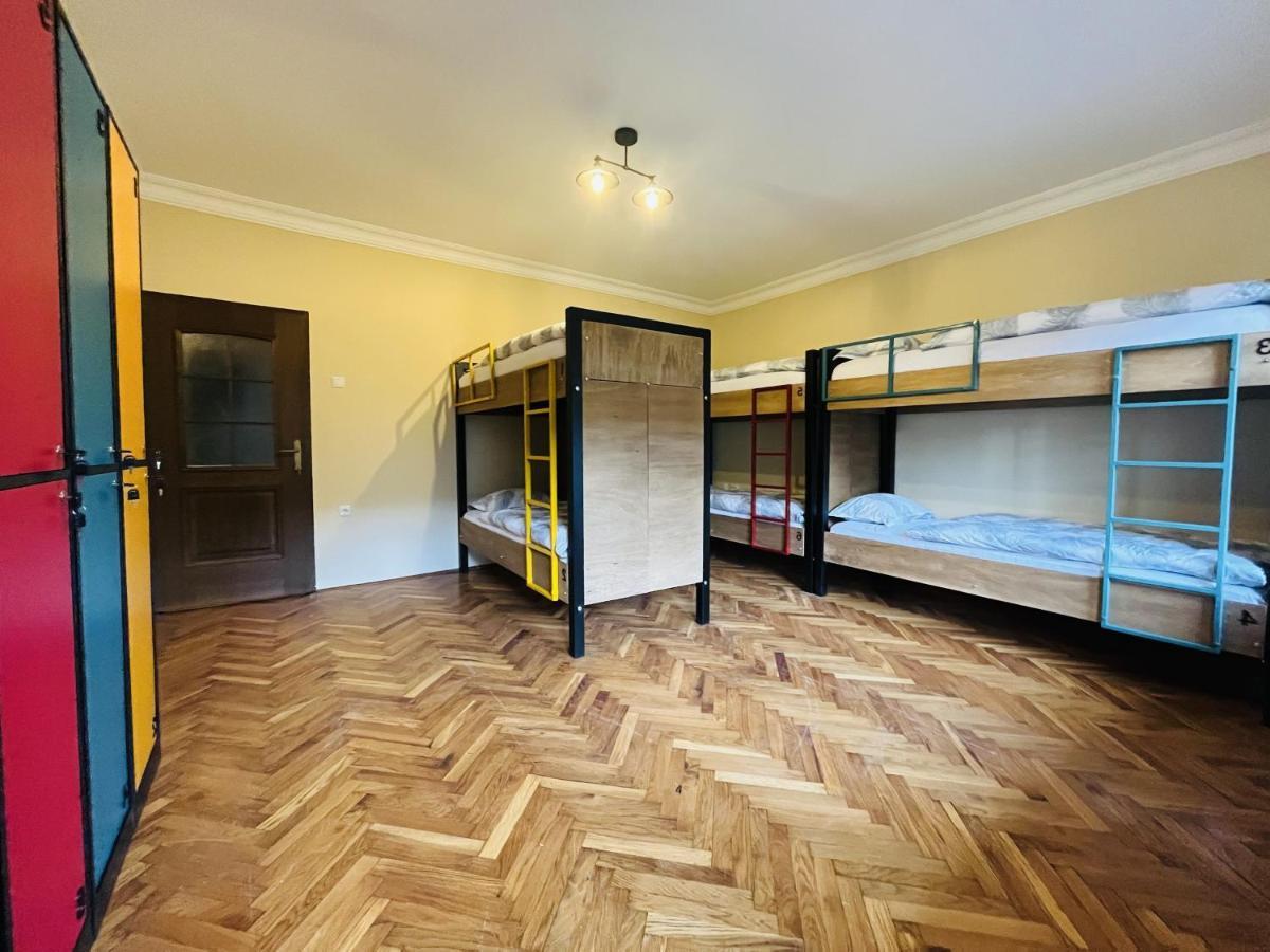 Hostel Prishtina Backpackers พริสตีนา ภายนอก รูปภาพ