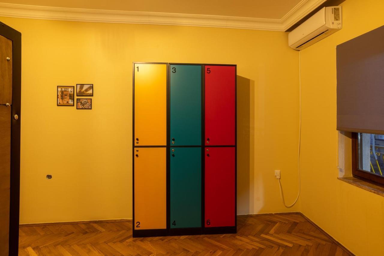 Hostel Prishtina Backpackers พริสตีนา ภายนอก รูปภาพ