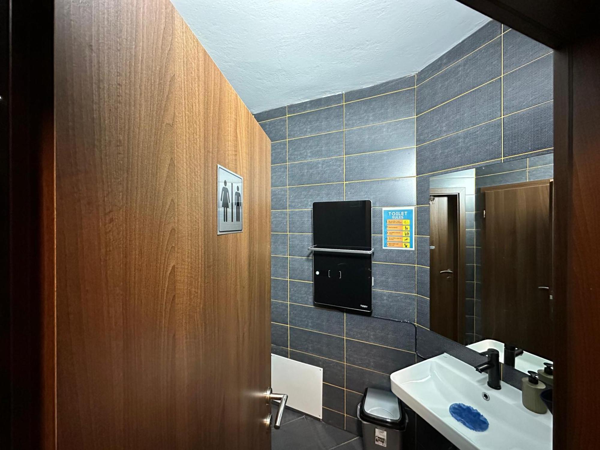 Hostel Prishtina Backpackers พริสตีนา ภายนอก รูปภาพ